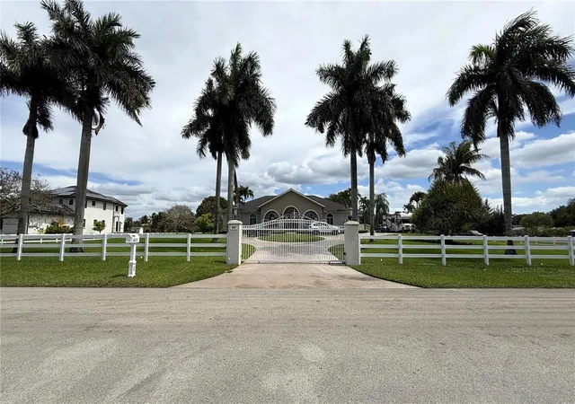 Photo 3 of Single family home for sale at 4810 Sw 198 Terrace, Southwest Ranches, FL 33332 | MLS# OM721191 | Listing updated on 2026-09-18