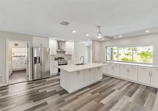 Photo 3 of Single family home for sale at 1009 Kings Ct, Venice, FL 34293 | MLS# A4686929 | Listing updated on 2026-09-01