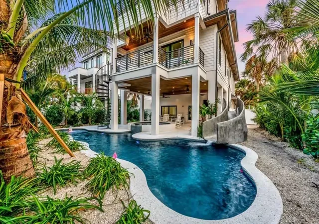 Photo 2 of Single family home for sale at 85 Avenida Messina, Sarasota, FL 34242 | MLS# A4686937 | Listing updated on 2026-07-28