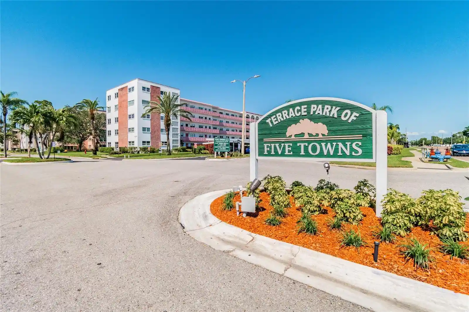Listing Photo 2 - Condo for sale in 5501 80Th St N located at 5501 80Th St N, St. Petersburg, FL 33709 - Unit #102