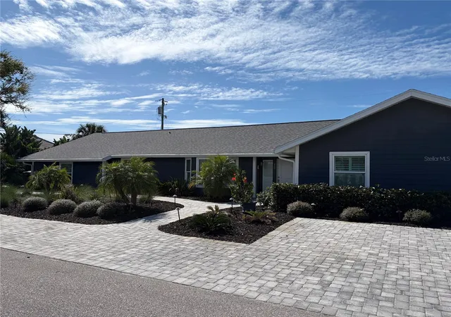 Photo 3 of Single family home for sale at 15 Gulf Manor Dr, Venice, FL 34285 | MLS# N6143530 | Listing updated on 2026-09-02