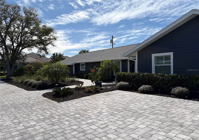 Photo 4 of Single family home for sale at 15 Gulf Manor Dr, Venice, FL 34285 | MLS# N6143530 | Listing updated on 2026-09-02