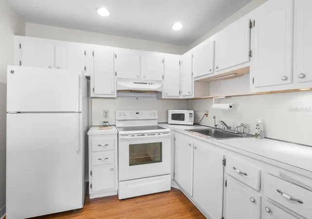 3rd image of 1801 Bedford Ln #30, Sun City Center, FL 33573 | MLS# TB8488933