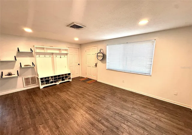 Photo 4 of Single family home for sale at 6550 3rd Avenue S, Saint Petersburg, FL 33707 | MLS# TB8488997 | Listing updated on 2026-08-26