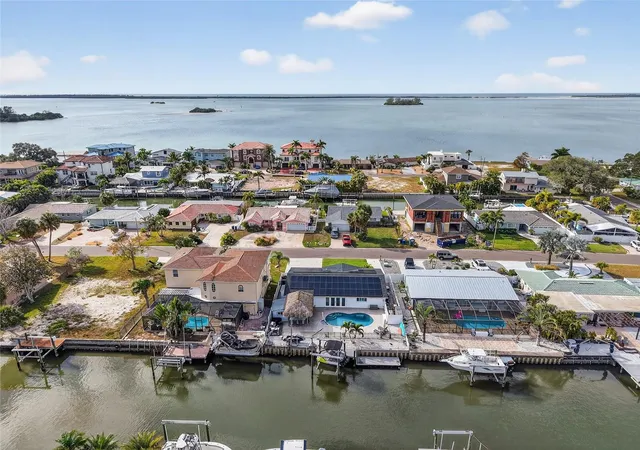 3rd image of 2171 Lagoon Dr, Dunedin, FL 34698 | MLS# TB8489087