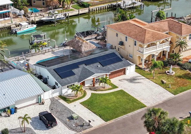 4th image of 2171 Lagoon Dr, Dunedin, FL 34698 | MLS# TB8489087