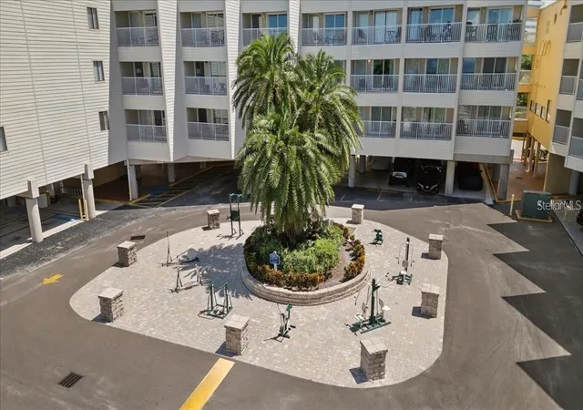 2nd image of 2506 N Rocky Pt Dr, TAMPA, FL 33607
