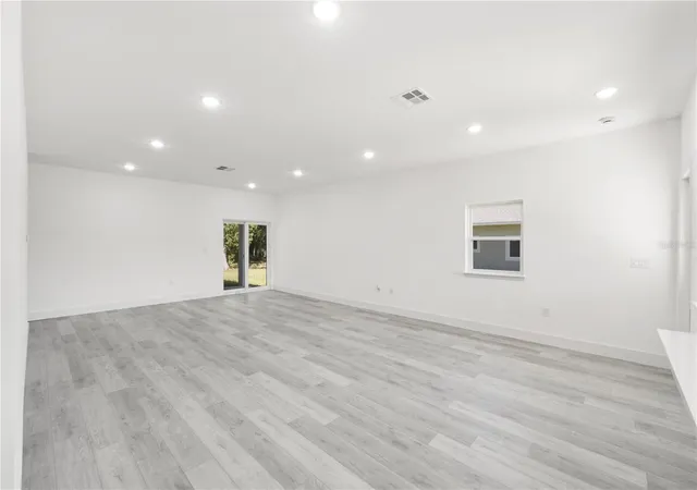 Photo 4 of Single family home for sale at 832 E Desoto St, Clermont, FL 34711 | MLS# O6392733 | Listing updated on 2026-09-15