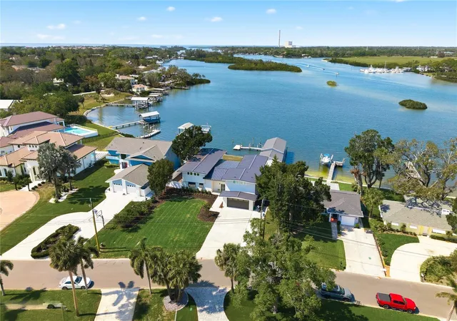 Photo 3 of Single family home for sale at 915 Bayshore Dr, Tarpon Springs, FL 34689 | MLS# TB8489389 | Listing updated on 2026-10-01