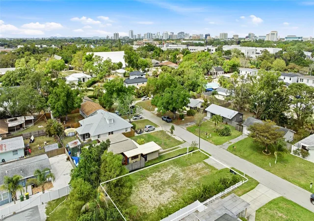11th image of 2360 Loma Linda St, Sarasota, FL 34239 | MLS# A4687174