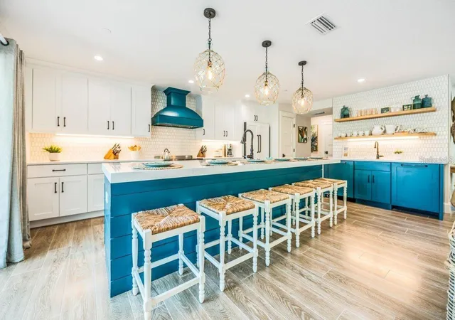 Photo 5 of Single family home for sale at 332 Avenida De Mayo, Sarasota, FL 34242 | MLS# A4687188 | Listing updated on 2026-08-06