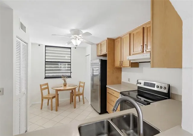 4th image of 211 Lakewood Dr #211, Bradenton, FL 34210 | MLS# A4687200