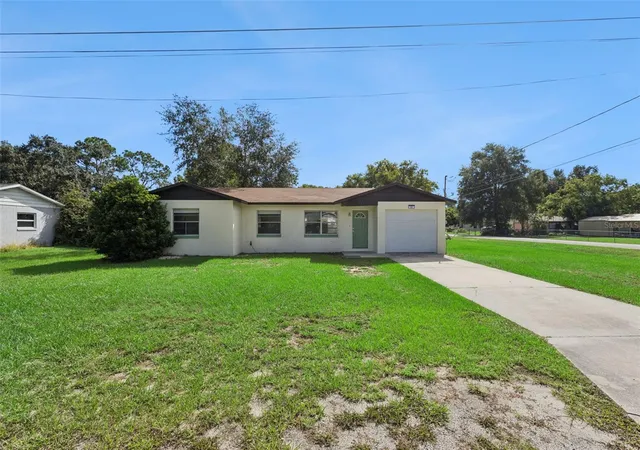 Photo 3 of Single family home for sale at 801 Elm Ave, Fruitland Park, FL 34731 | MLS# G5109990 | Listing updated on 2026-09-18