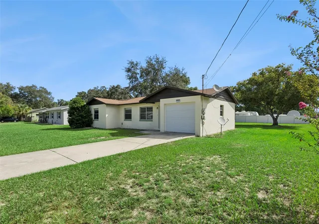 Photo 3 of Single family home for sale at 801 Elm Ave, Fruitland Park, FL 34731 | MLS# G5109990 | Listing updated on 2026-09-18