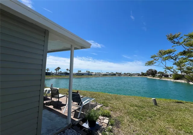 Photo 4 of Manufactured home for sale at 822 Baveno Dr, Venice, FL 34285 | MLS# N6143581 | Listing updated on 2026-04-16