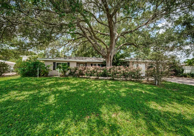 Photo 1 of Single family home for sale at 1704 Cypress Ave, Belleair, FL 33756 | MLS# TB8490017 | Listing updated on 2026-10-07