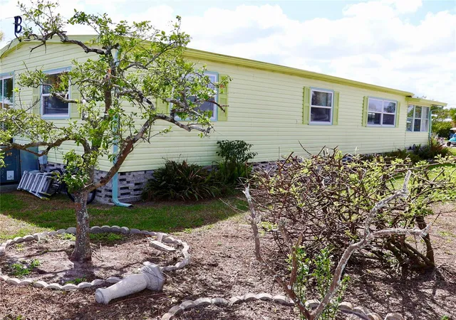 Photo 4 of Manufactured home for sale at 1610 Reynolds Rd #73, Lakeland, FL 33801 | MLS# TB8490036 | Listing updated on 2026-04-18