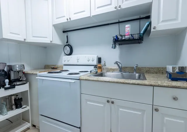 Listing Photo 5 - Condo for sale in building located at 610 N E Ave, SARASOTA, FL 34237