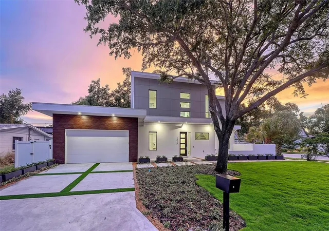 Homes for sale in Sarasota, FL | 2010 Hyde Park Cir, Sarasota, FL 34239 | MLS# A4687471