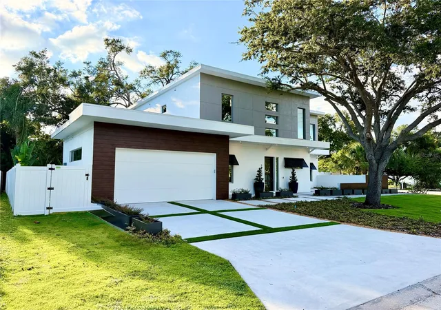 Photo 2 of Single family home for sale at 2010 Hyde Park Cir, Sarasota, FL 34239 | MLS# A4687471 | Listing updated on 2026-10-07