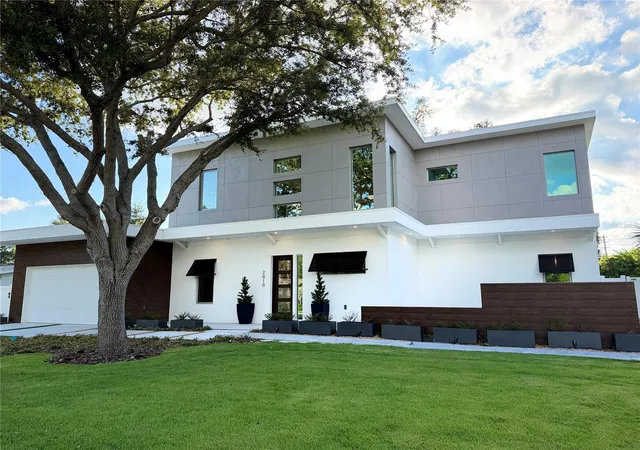 Photo 1 of Single family home for sale at 2010 Hyde Park Cir, Sarasota, FL 34239 | MLS# A4687471 | Listing updated on 2026-10-07