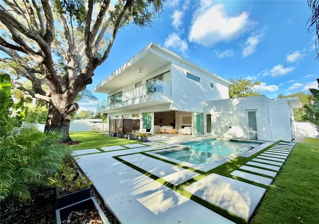 Photo 3 of Single family home for sale at 2010 Hyde Park Cir, Sarasota, FL 34239 | MLS# A4687471 | Listing updated on 2026-10-07