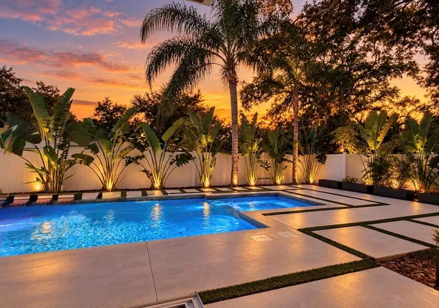Photo 4 of Single family home for sale at 2010 Hyde Park Cir, Sarasota, FL 34239 | MLS# A4687471 | Listing updated on 2026-10-07