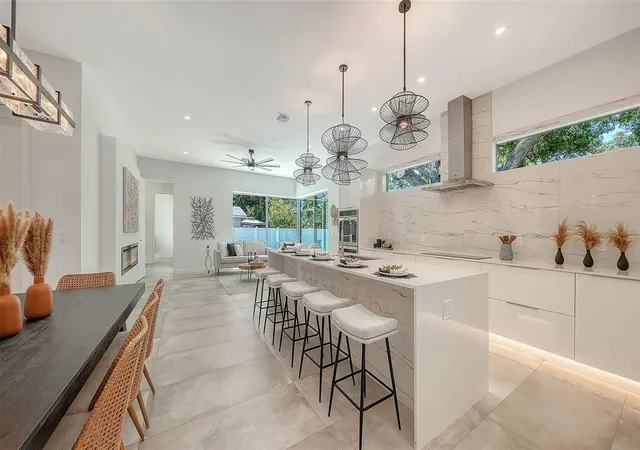 5th image of 2010 Hyde Park Cir, Sarasota, FL 34239 | MLS# A4687471