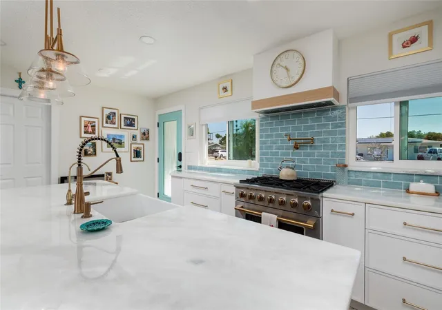 2nd image of 9298 Sun Isle Dr Ne, Saint Petersburg, FL 33702 | MLS# TB8490371