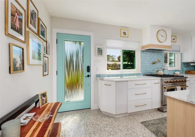 3rd image of 9298 Sun Isle Dr Ne, Saint Petersburg, FL 33702 | MLS# TB8490371