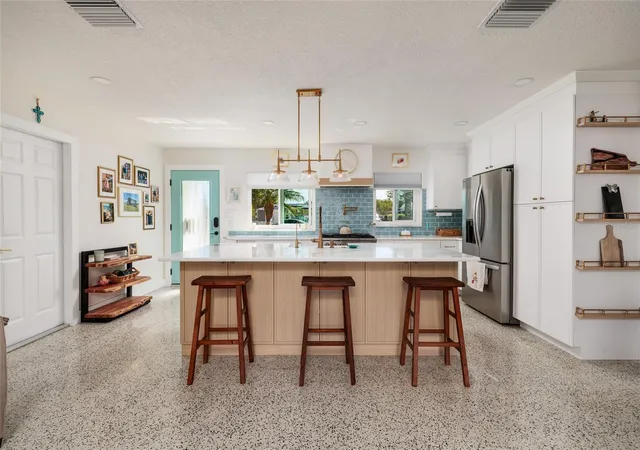 5th image of 9298 Sun Isle Dr Ne, Saint Petersburg, FL 33702 | MLS# TB8490371