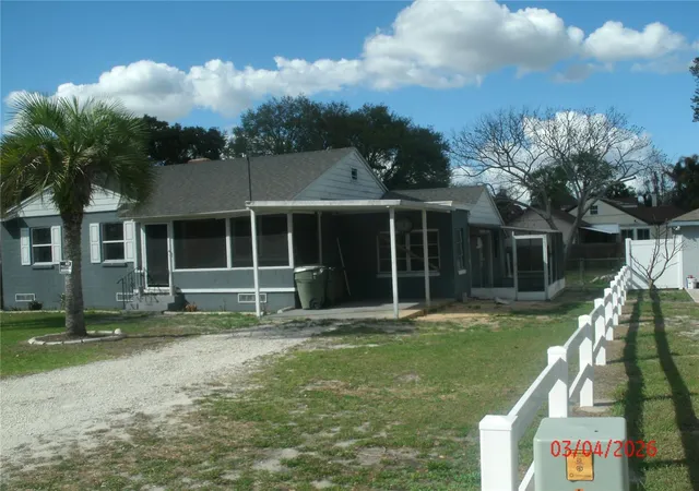 Photo 3 of Single family home for sale at 2306 Butler St, Leesburg, FL 34748 | MLS# G5110106 | Listing updated on 2026-10-03