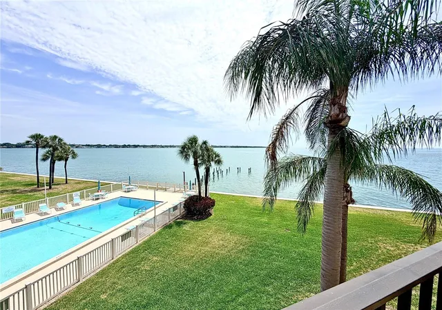 4th image of 7520 Sunshine Skyway Ln S, St. Petersburg, FL 33711