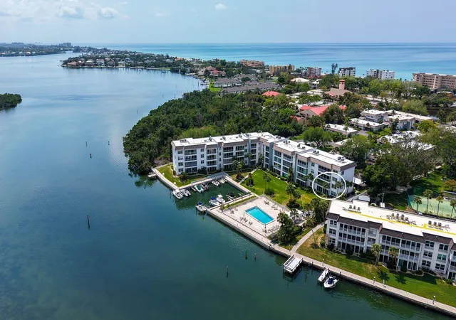 Homes for sale in Longboat Key, FL | 605 Sutton Place, Longboat Key, FL 34228 | Houzeo