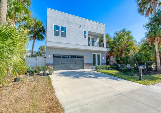 Photo 3 of Single family home for sale at 206 N Halifax Ave, Daytona Beach, FL 32118 | MLS# V4948123 | Listing updated on 2026-04-03