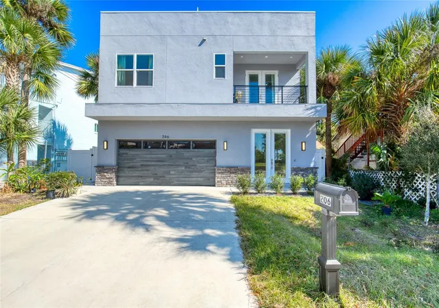 Photo 4 of Single family home for sale at 206 N Halifax Ave, Daytona Beach, FL 32118 | MLS# V4948123 | Listing updated on 2026-04-03