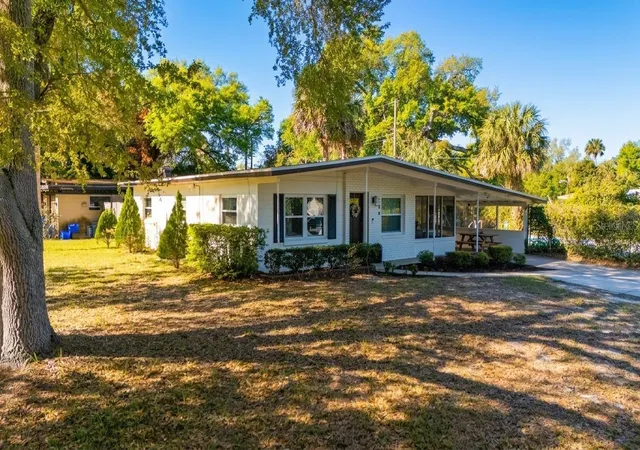 Photo 2 of Single family home for sale at 106 E Jinkins Cir, Sanford, FL 32773 | MLS# O6393921 | Listing updated on 2026-09-30