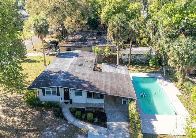 Photo 3 of Single family home for sale at 106 E Jinkins Cir, Sanford, FL 32773 | MLS# O6393921 | Listing updated on 2026-09-30
