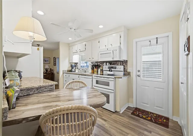 Photo 4 of Manufactured home for sale at 5509 Bermuda Ct, Bradenton, FL 34207 | MLS# A4687666 | Listing updated on 2026-10-08