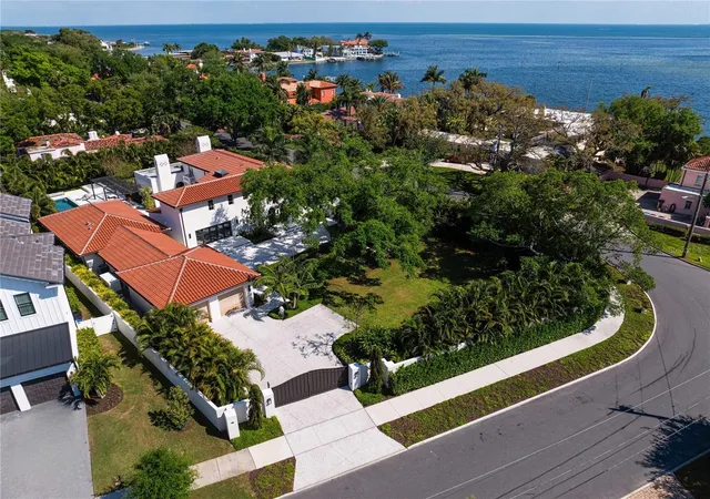 2nd image of 416 Brightwaters Blvd Ne, Saint Petersburg, FL 33704 | MLS# TB8491058