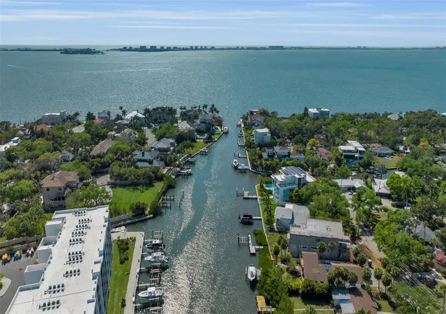 Photo 4 of Single family home for sale at 1040 Sylvan Dr, Sarasota, FL 34234 | MLS# A4687776 | Listing updated on 2026-09-11