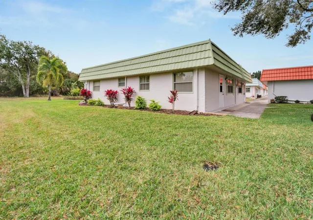 3rd image of 1802 Bedford Ln #1, Sun City Center, FL 33573 | MLS# TB8491225