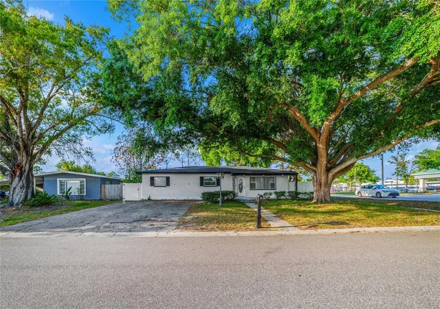 Photo 3 of Sale Pending at 545 N Terrace Dr, Brandon, FL 33510 | MLS# TB8491260 | Listing updated on 2026-06-30
