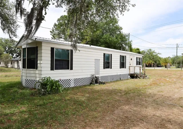 Photo 2 of Manufactured home for sale at 220 King Rd, Winter Haven, FL 33880 | MLS# B4902220 | Listing updated on 2026-05-11