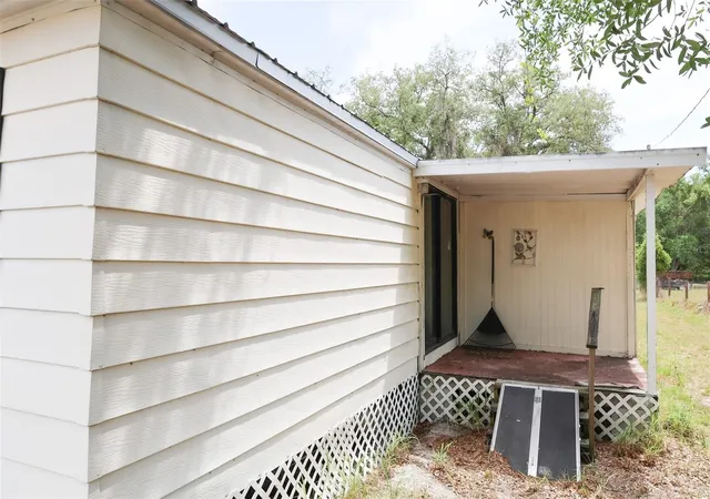 Photo 3 of Manufactured home for sale at 220 King Rd, Winter Haven, FL 33880 | MLS# B4902220 | Listing updated on 2026-05-11