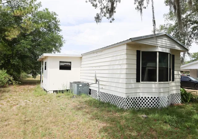 Photo 3 of Manufactured home for sale at 220 King Rd, Winter Haven, FL 33880 | MLS# B4902220 | Listing updated on 2026-05-11