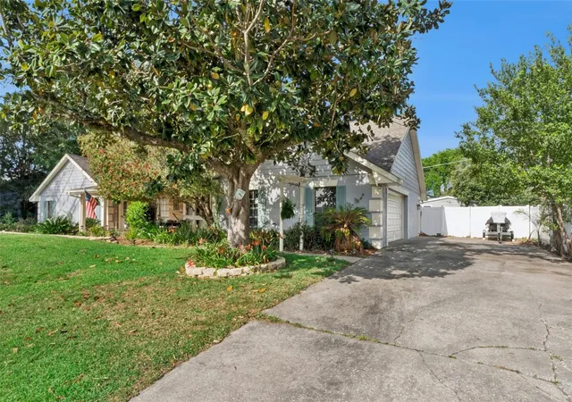 Photo 3 of Single family home for sale at 2002 Fairway Dr, Eustis, FL 32726 | MLS# G5110210 | Listing updated on 2026-08-19