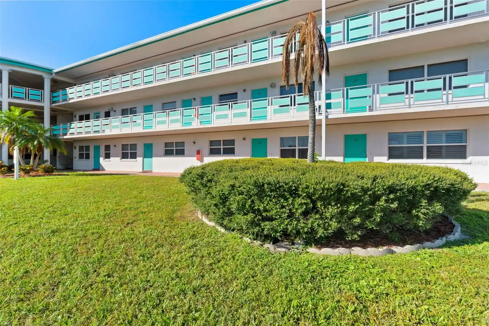 Listing Photo 2 - Condo for sale in 1950 59Th Ave N located at 1950 59Th Ave N, St. Petersburg, FL 33714 - Unit #114
