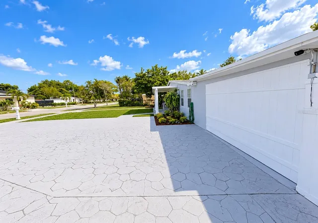 Photo 4 of Single family home for sale at 126 Miami Gdns Rd, West Park, FL 33023 | MLS# TB8491387 | Listing updated on 2026-09-25