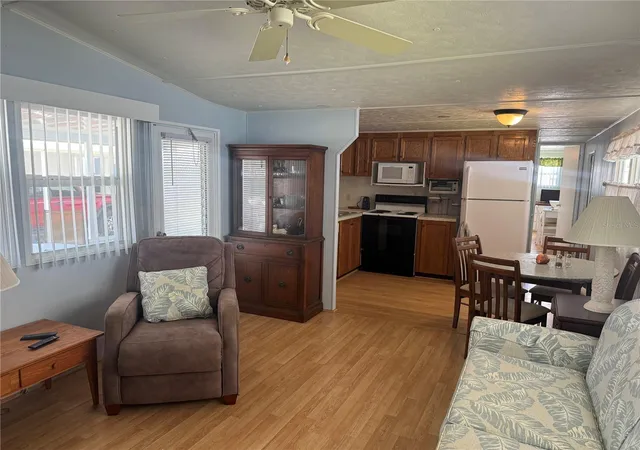 3rd image of 731 Camellia Dr, Venice, FL 34293 | MLS# N6143633